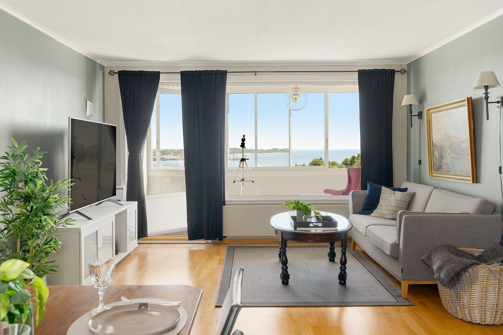 Fra stuen er det også et flott utsyn og god plass til flere sittesoner Galleribilde