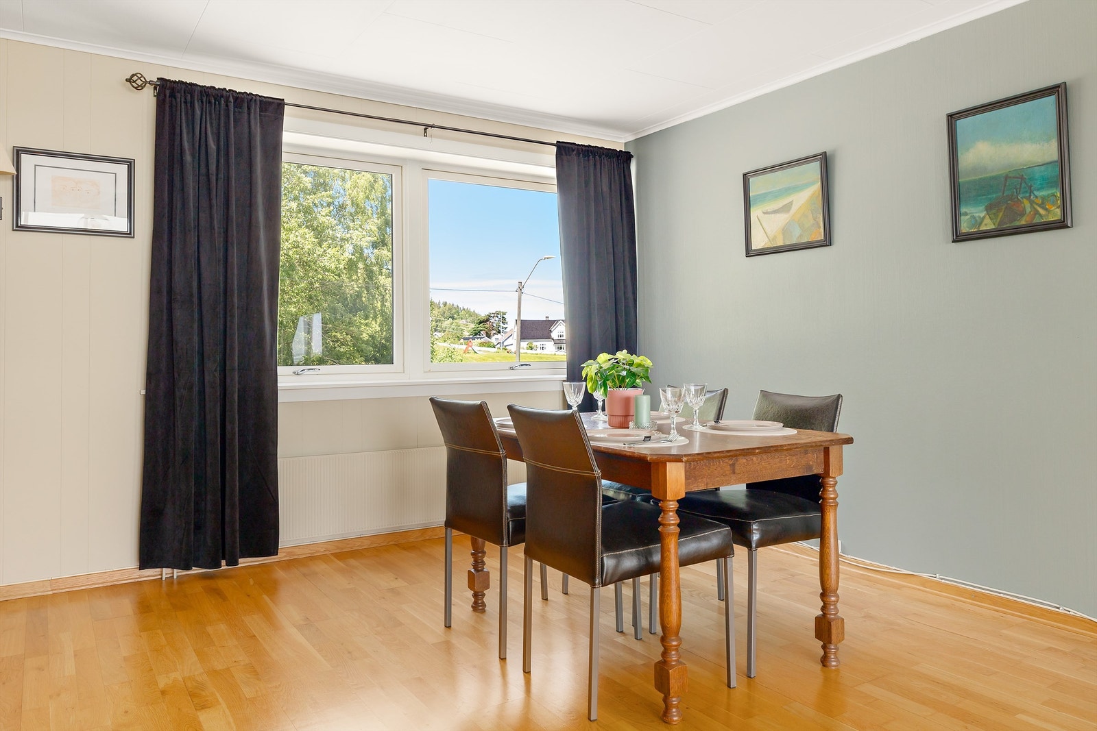 Område for spisestue er det god plass til langbord for hyggelige sammenkomster med familie og venner Galleribilde