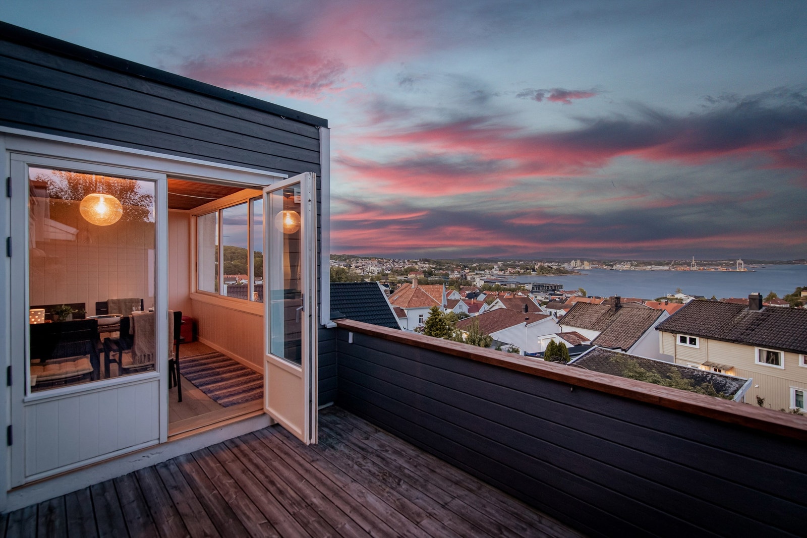 Velkommen til denne flotte utsiktseiendommen! Stallbakken 15 og 17 Galleribilde