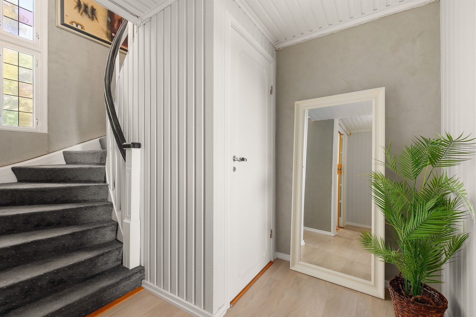 Adkomst 1 etg med trapp opp til hovedplan og ned til kjeller Galleribilde