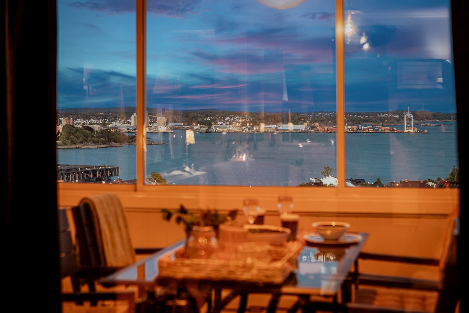 I utestuen sitter du skjermet fra vær og vind og kan ta inn denne flotte utsikten Galleribilde