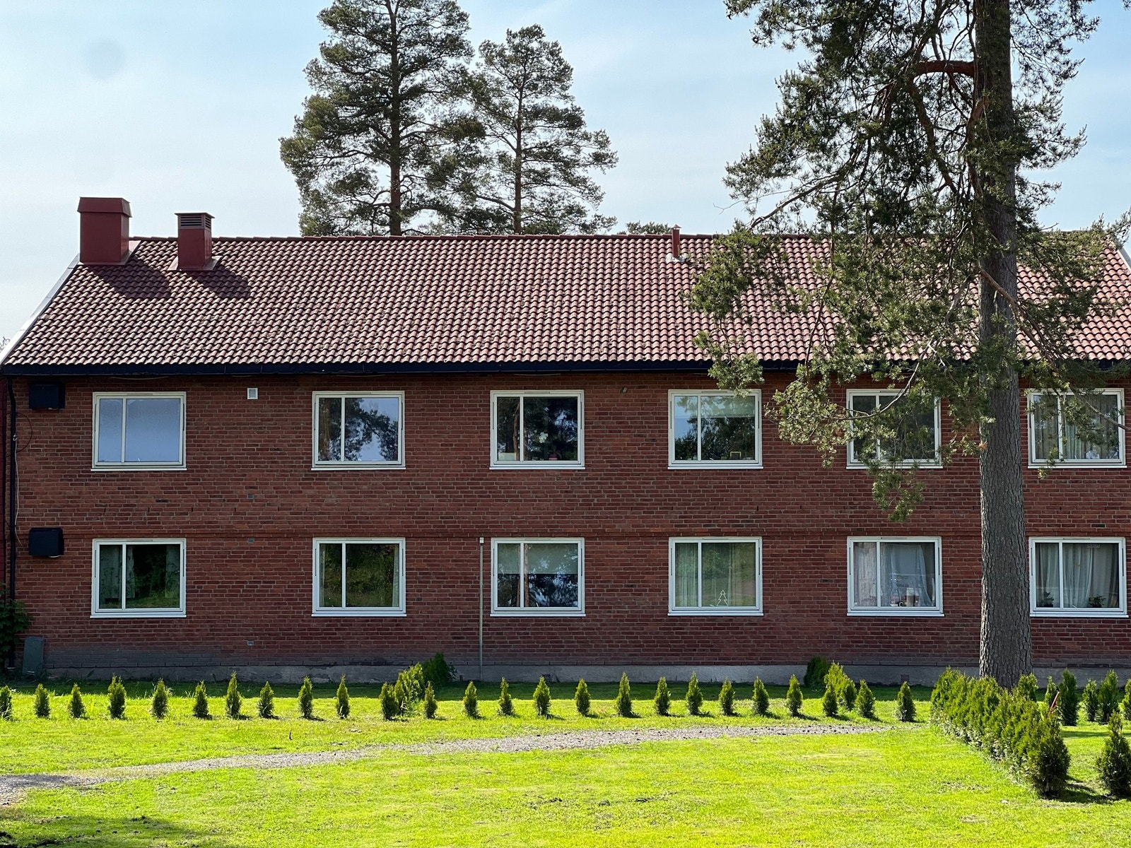 Privat hage på begge sider av leilighet, godkjent å sette inn balkongdør av styret. Galleribilde