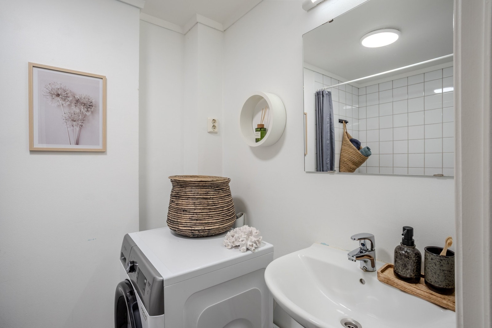 Bad med dusj og vaskemaskin Galleribilde
