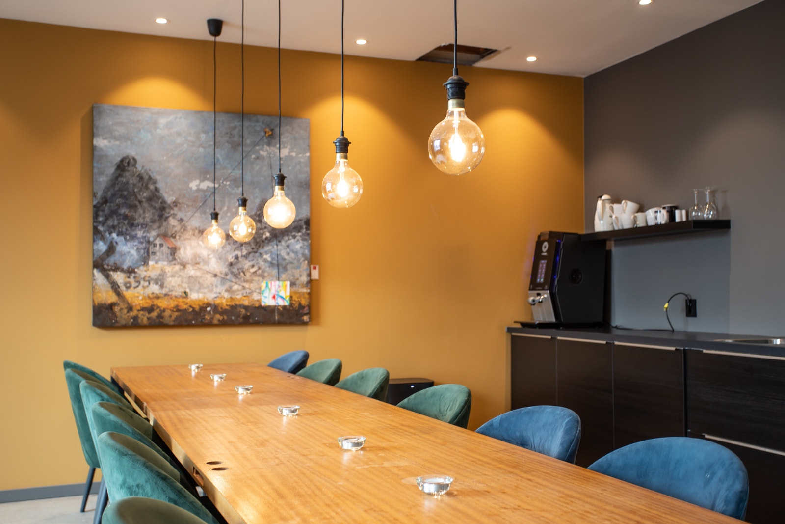 Kjøkkenstue har en kaffemaskin og kjøkkenkrok til fellesbruk Galleribilde