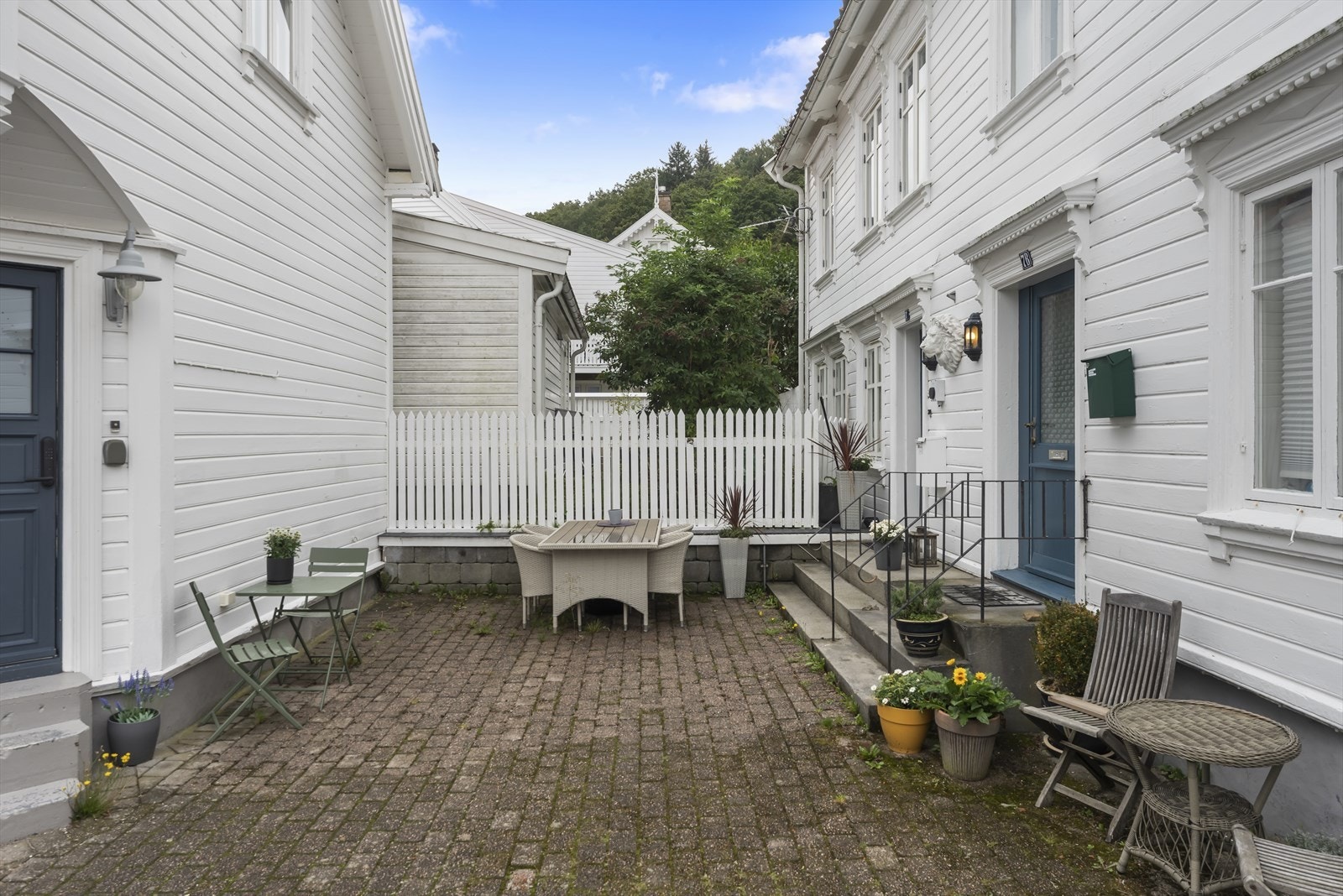 Eier disponerer uteområde foran sitt inngangsparti Galleribilde