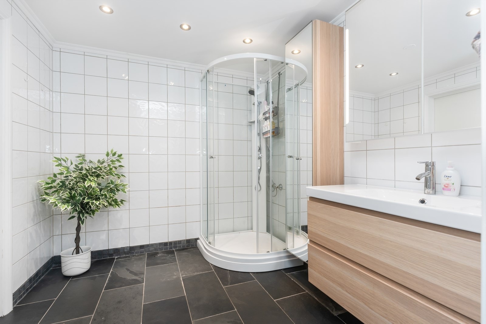 Badet i første etasje med vaskerom innenfor Galleribilde
