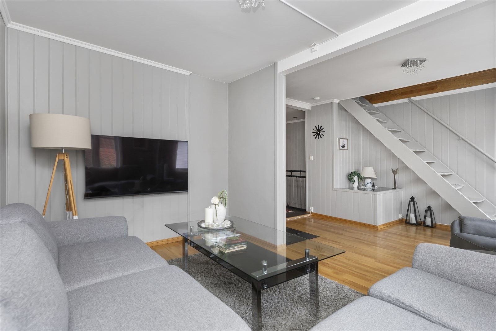 Stuen er romslig med trapp videre opp til loft Galleribilde