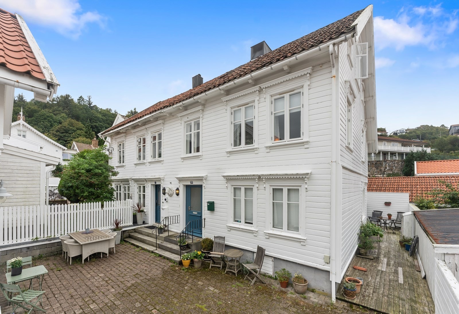 Denne delen disponerer uteområde foran inngangspartiet hvor det står bord og fire stoler Galleribilde