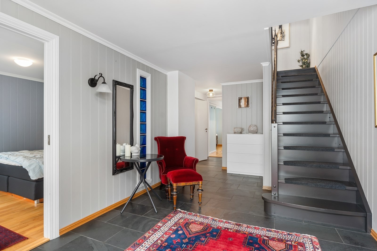 Videre inn i gangen er bad til venstre, soverom 2 rett frem og bod/utgang til veranda til høyre utenfor bildet Galleribilde