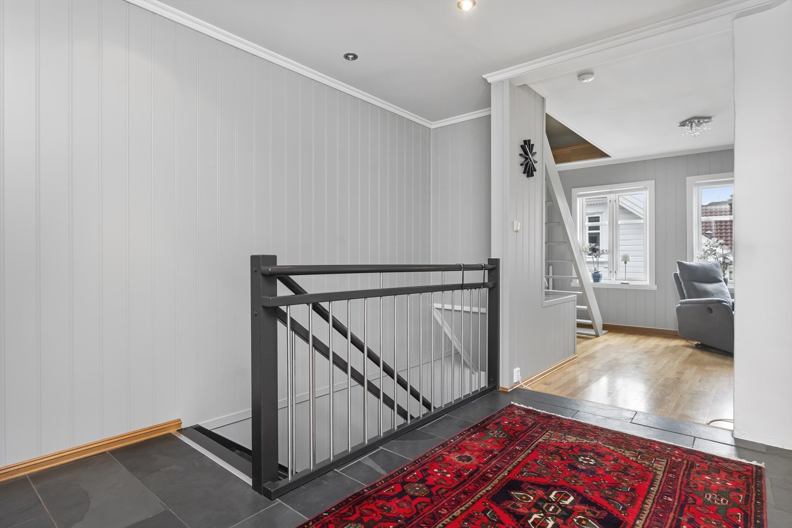 Videre inn til stua fra kjøkken/gang Galleribilde