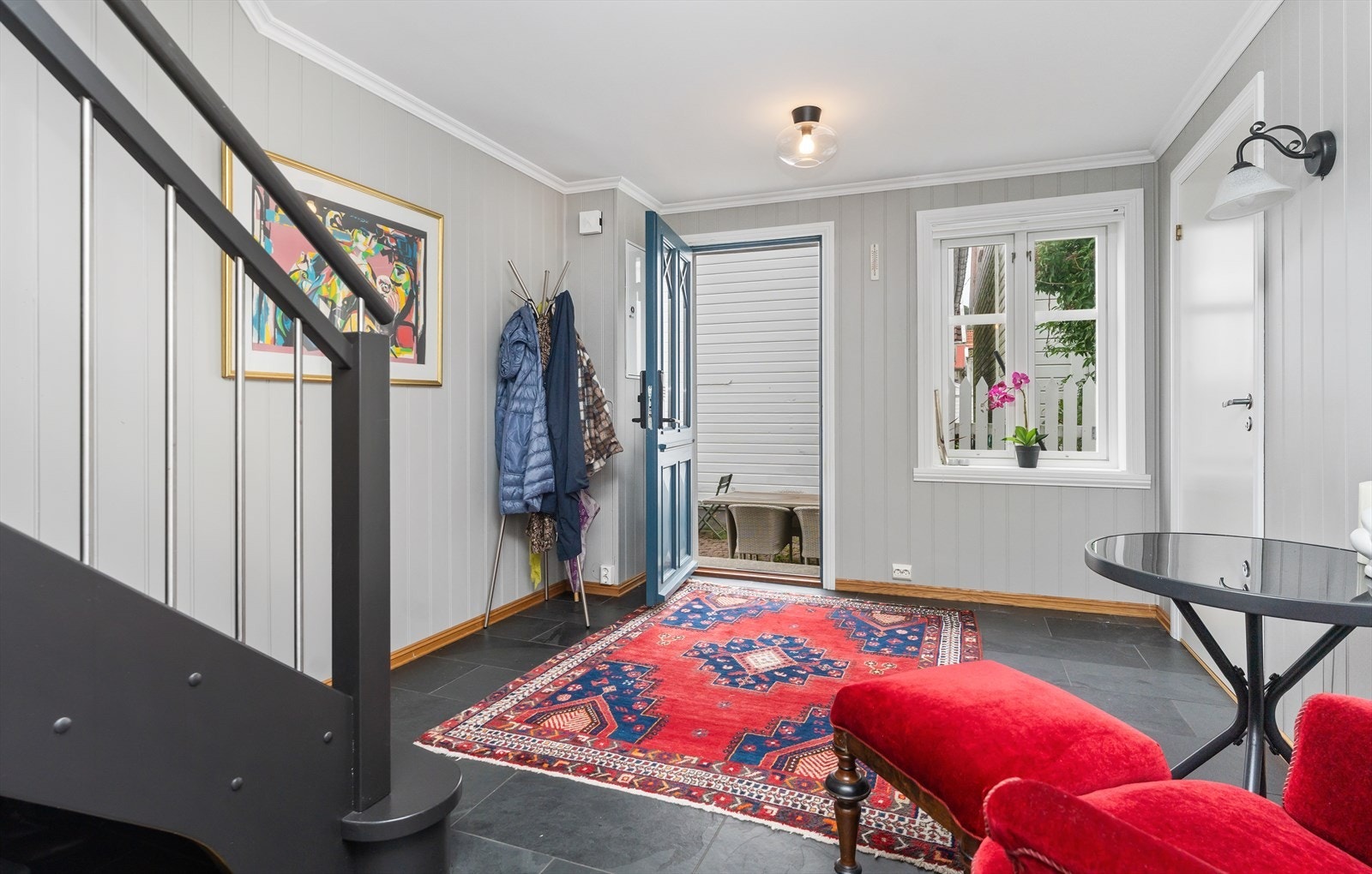 Velkommen inn, varmekabler i gulv. Dør inn til høyre soverom 1 Galleribilde