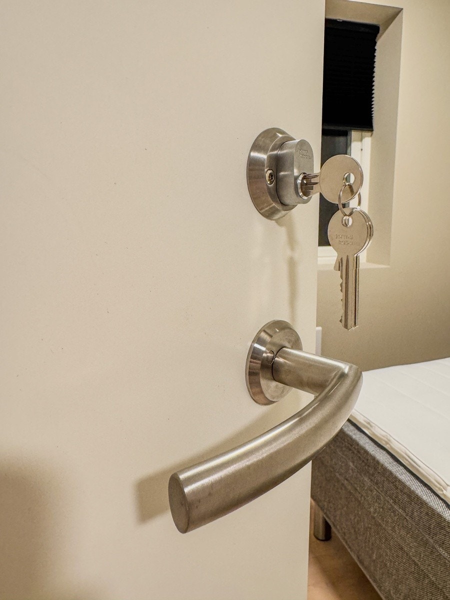 Soverom har nøkkel og lydtett dør og lydtette vegger. Galleribilde