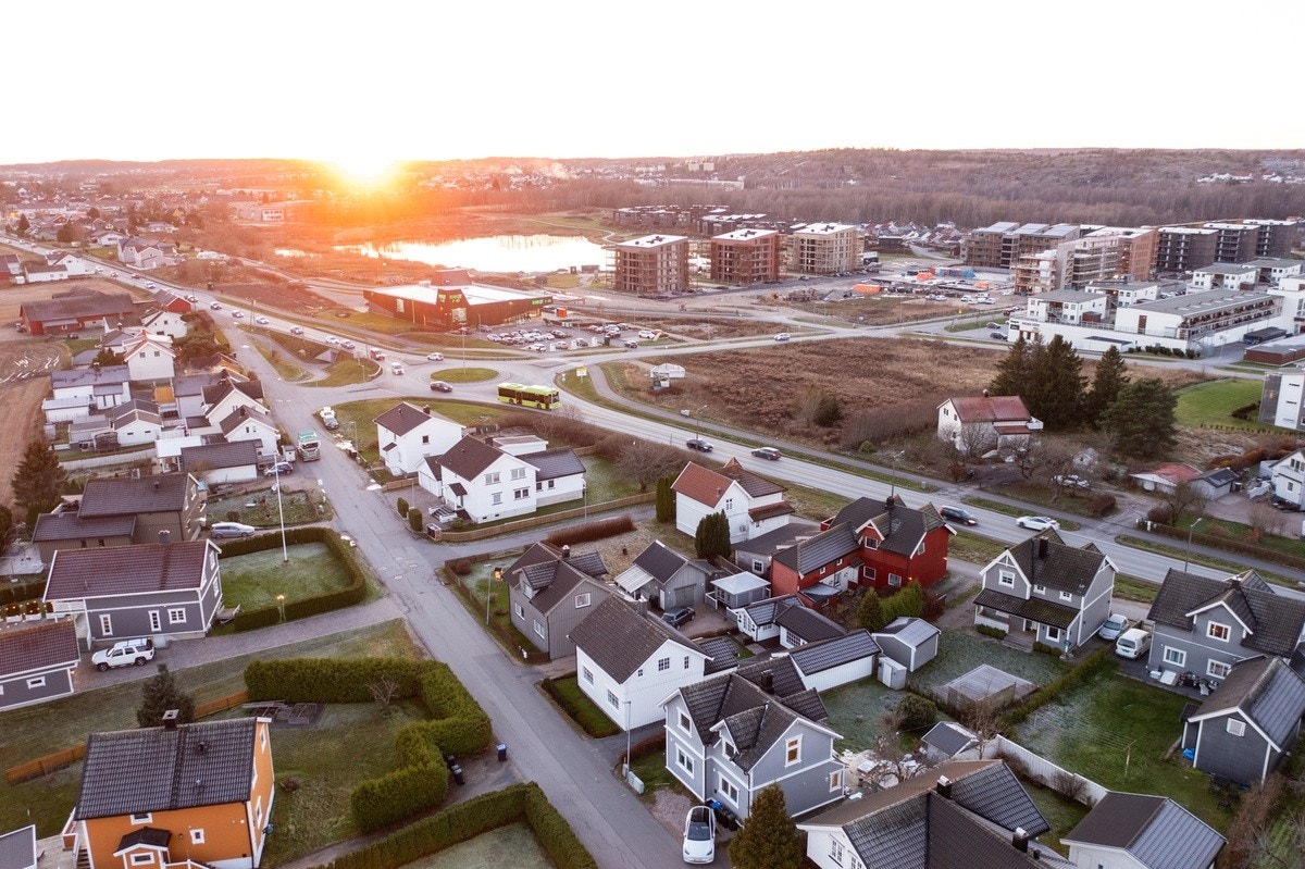 Ligger rett ved buss, Kiwi og Rema Galleribilde