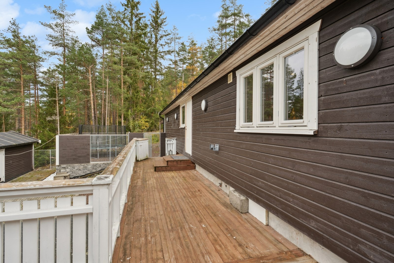 Langs siden av hytten løper en terrasse som binder sammen de ulike uteområdene. Galleribilde