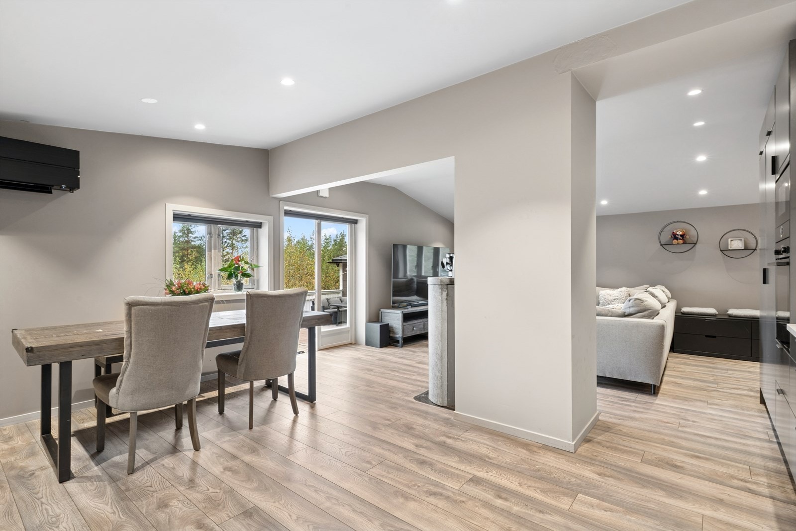 Den åpne planløsningen skaper en sosial og sammenhengende sone mellom stue og kjøkken. Galleribilde