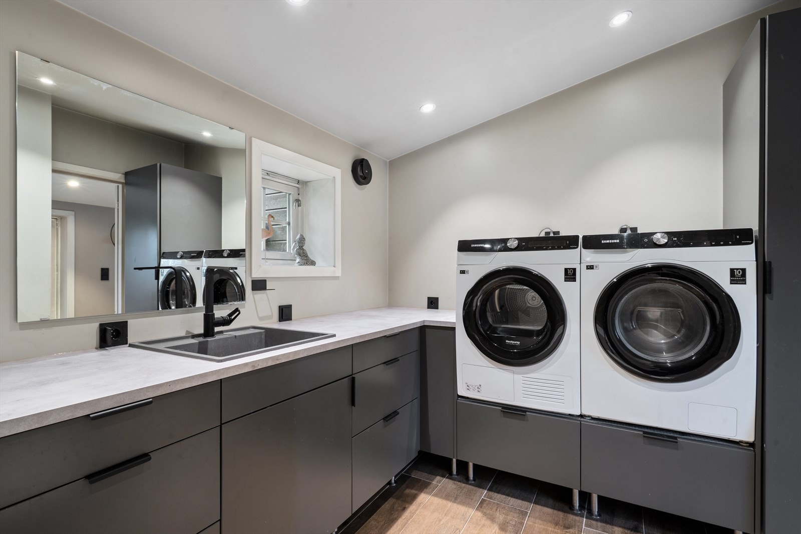 En dedikert vaskeromsdel med god benkeplass og opplegg for vaskesøyle forenkler hverdagslogistikken. Galleribilde