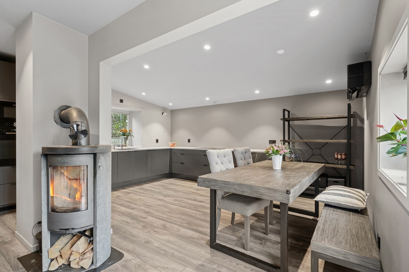 Kjøkkenet har en romslig spiseplass i åpen løsning, som binder sonene sammen. Galleribilde