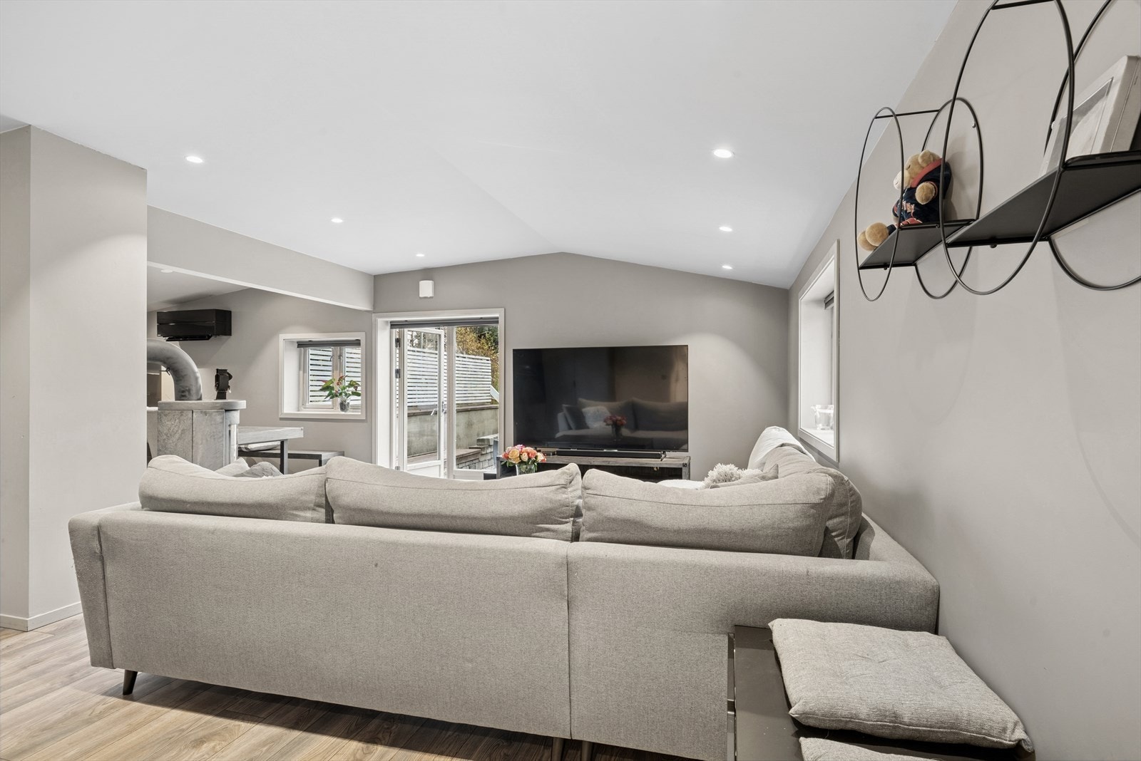 Stuen er et lyst og luftig rom med store vindusflater og direkte utgang til terrassen. Galleribilde