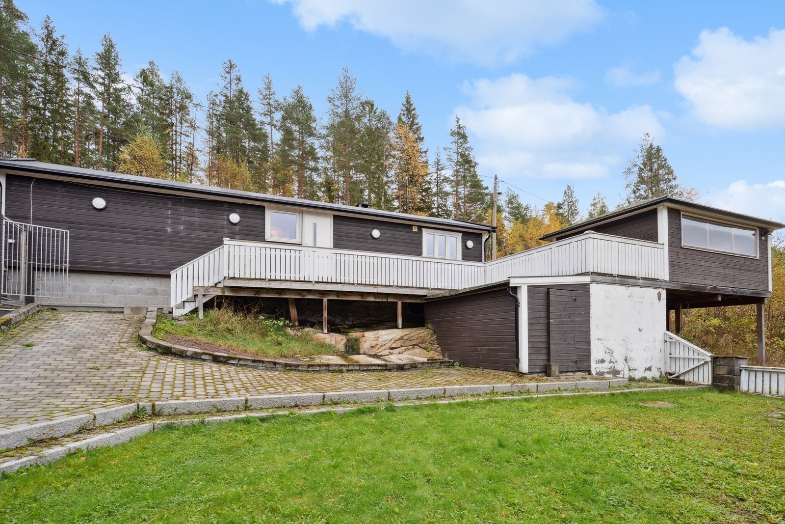 Vi beveger oss ut igjen til eiendommens store, steinbelagte gårdsplass. Galleribilde