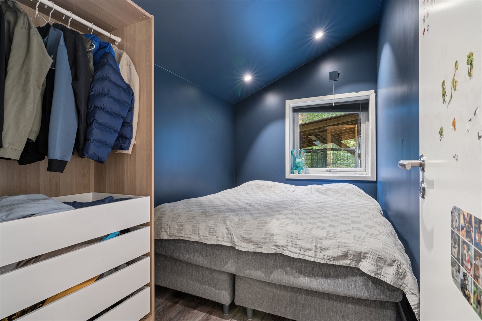 En åpen garderobeløsning gir god oversikt og utnytter plassen effektivt. Galleribilde