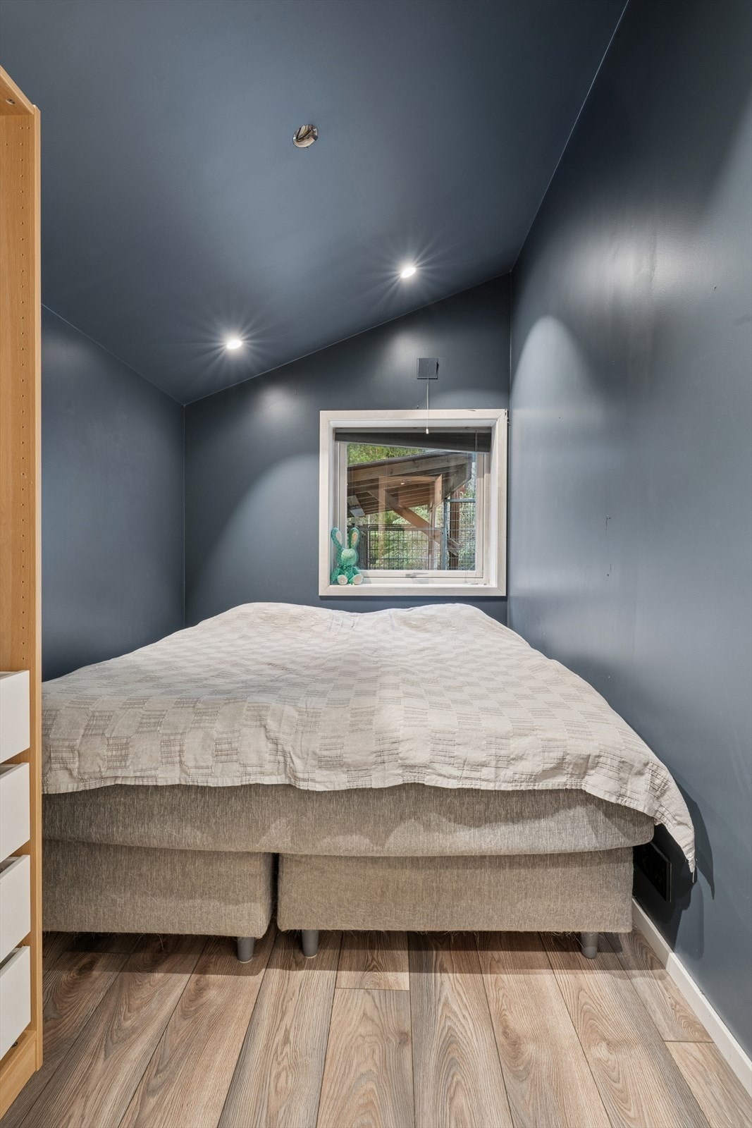 Boligen inneholder to soverom. Dette rommet er lunt med mørke farger og downlights i taket. Galleribilde