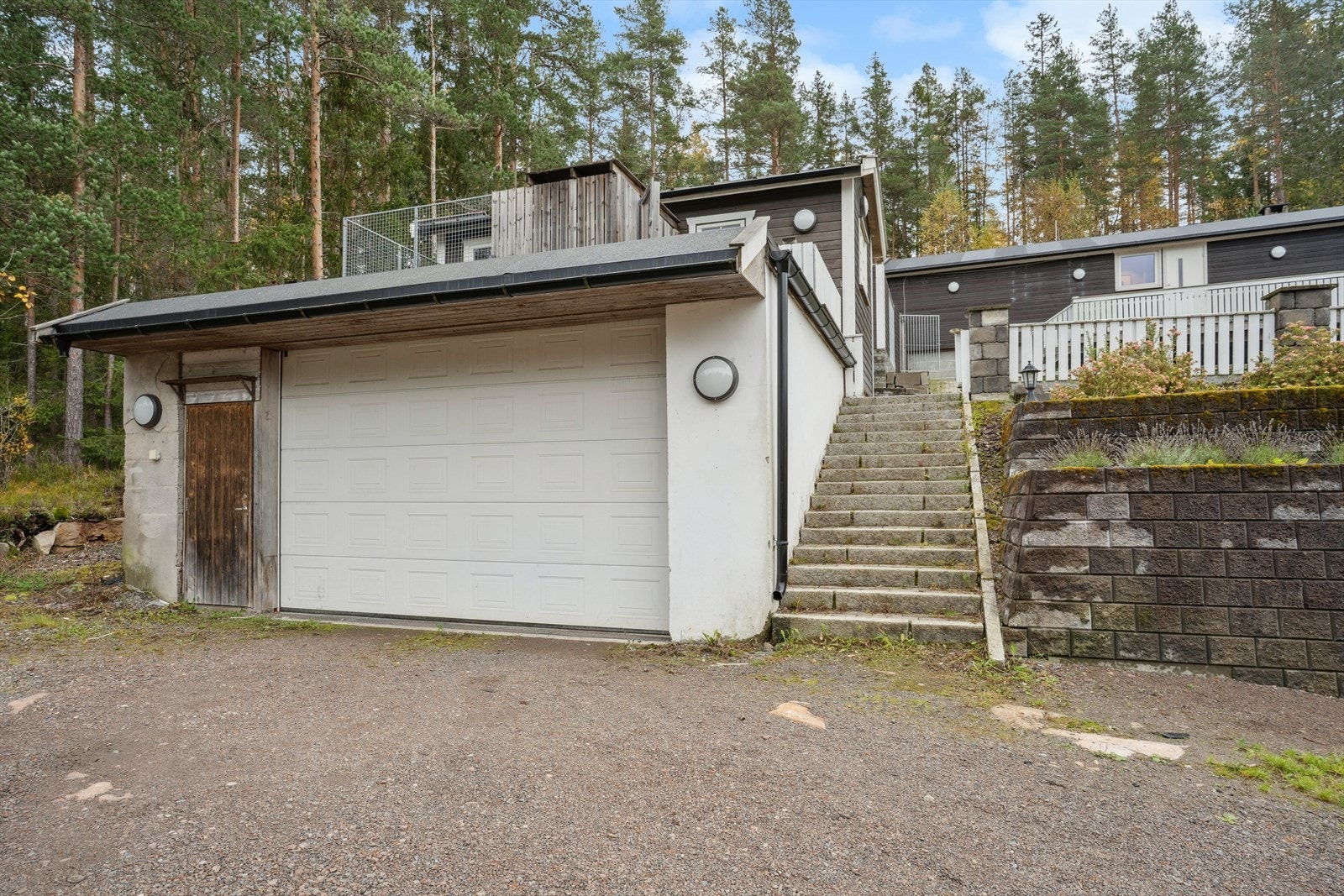 Eiendommen inkluderer en garasje for parkering og lagring. (Ikke byggesøkt) Galleribilde