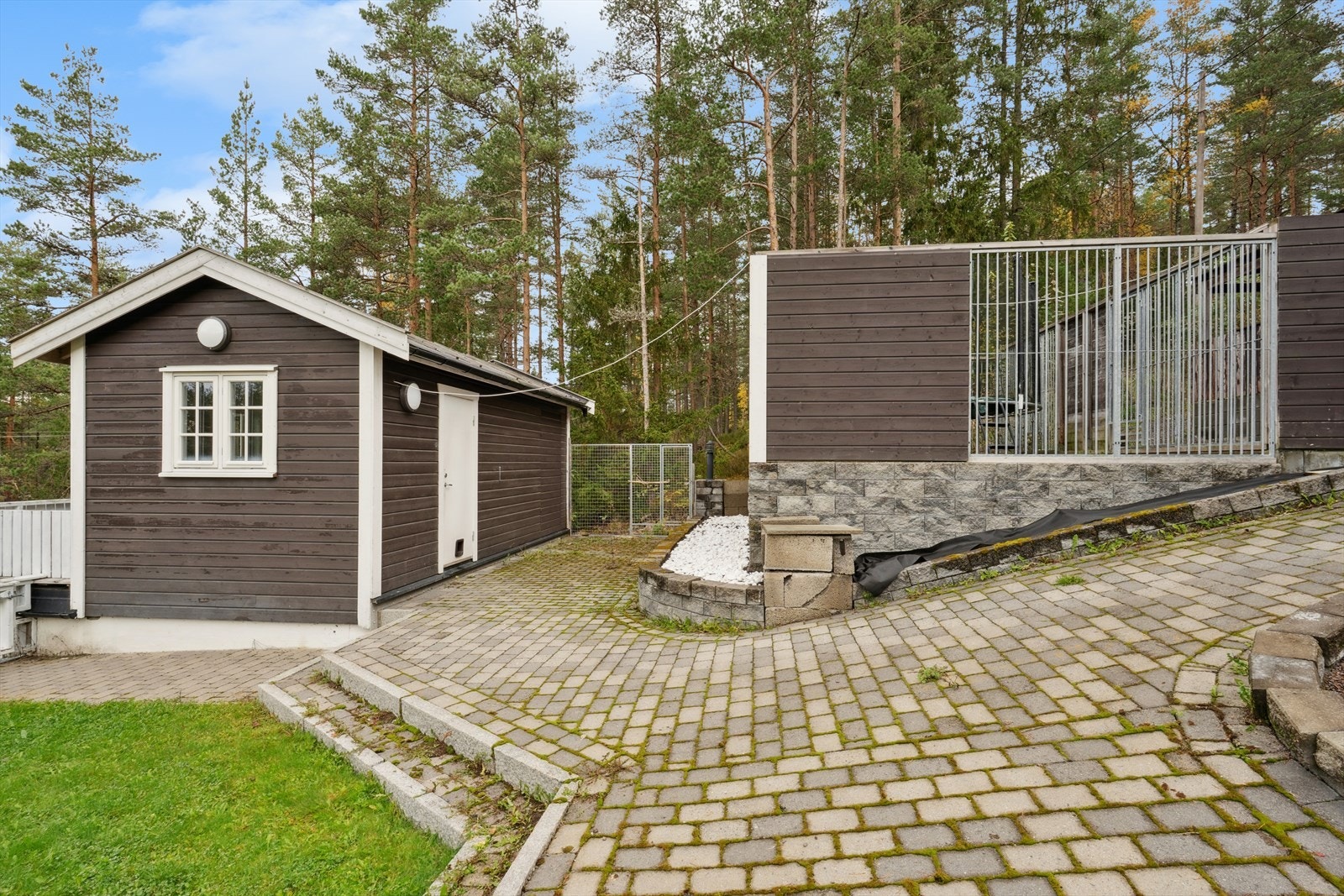 Flere uthus på tomten gir ekstra lagringsplass og mange bruksmuligheter. Galleribilde