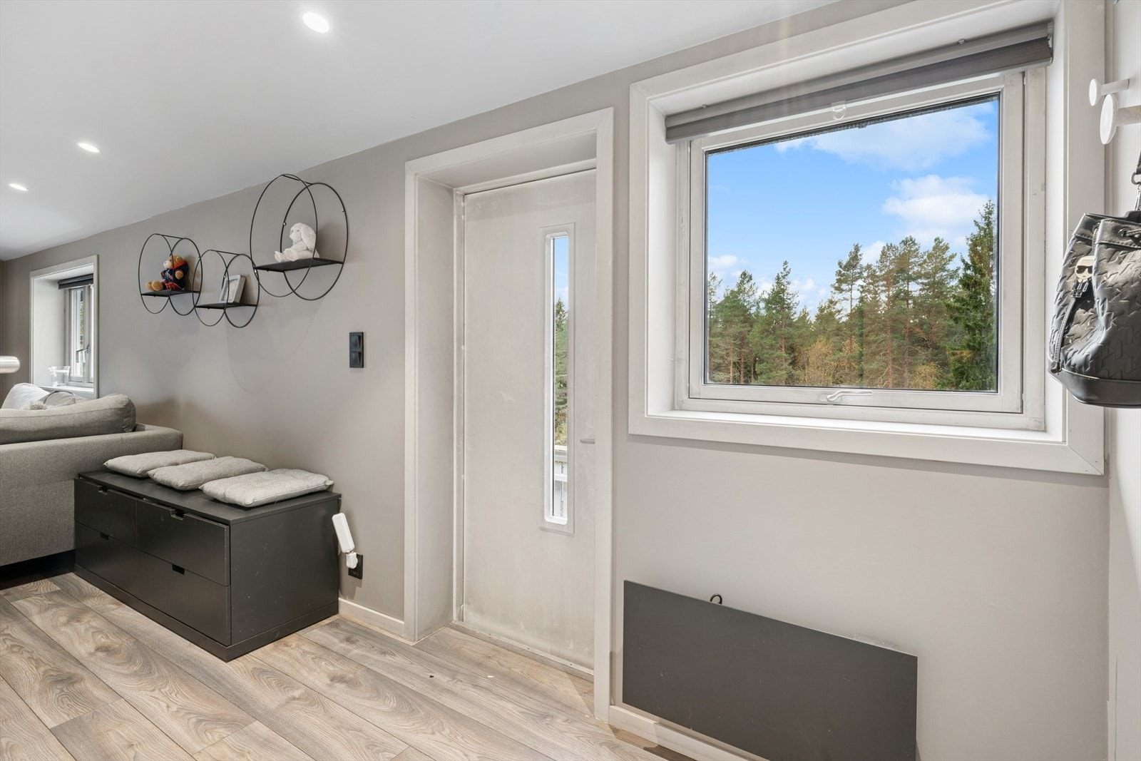 Velkommen inn. Entréen gir et godt førsteinntrykk av hytten, og har nok av plass til å henge vekk yttertøy og sko. Galleribilde