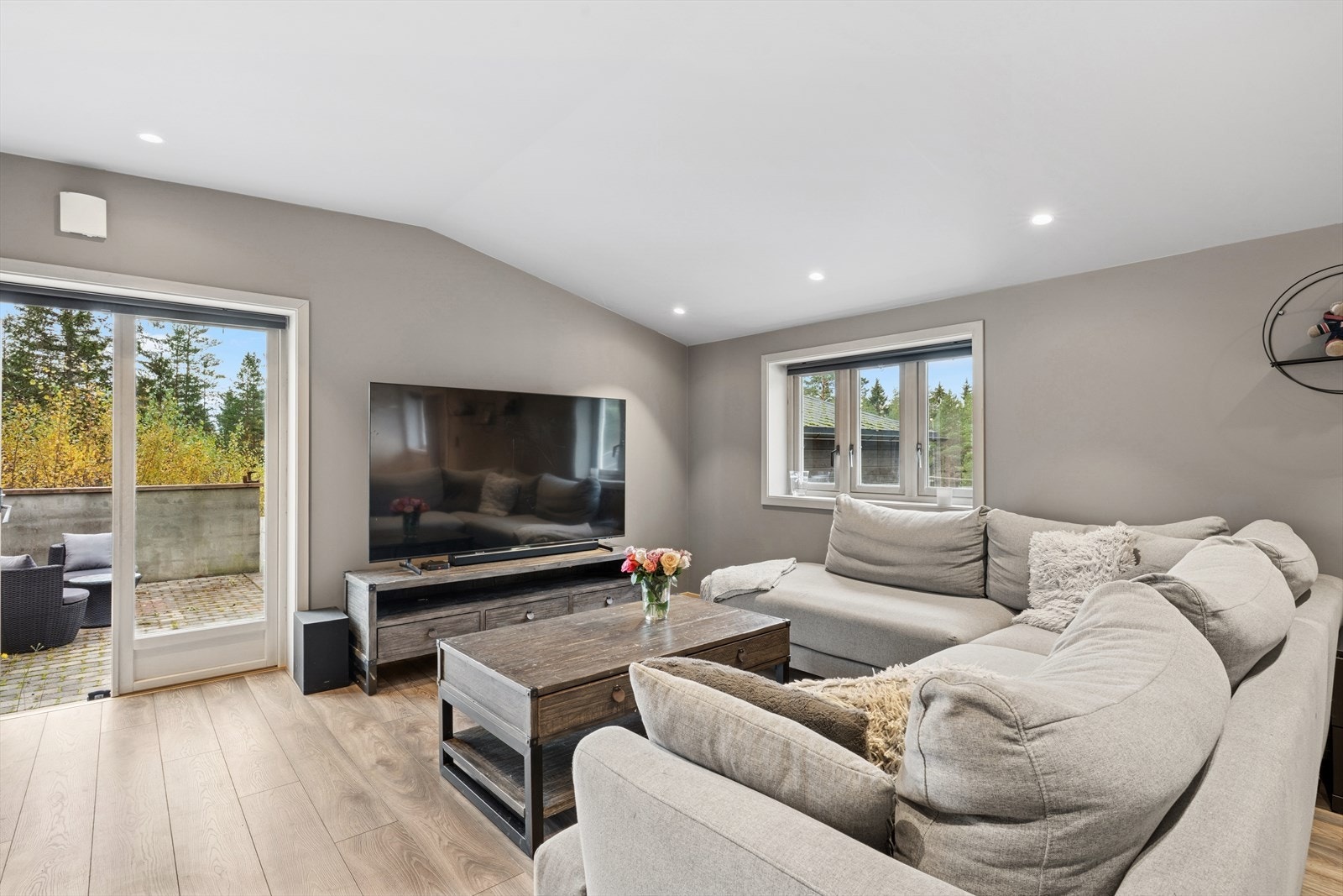 Terrassedøren gir enkel tilgang til uteplassen og trekker uterommet inn. Galleribilde