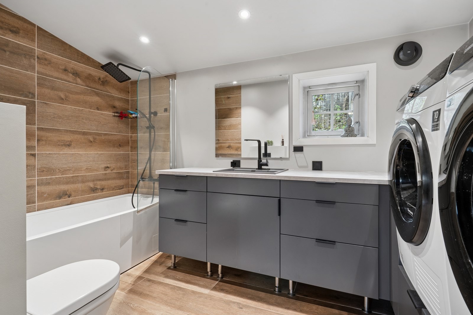 Badet er funksjonelt innredet med badekar med dusjløsning og en bred servantinnredning. Galleribilde