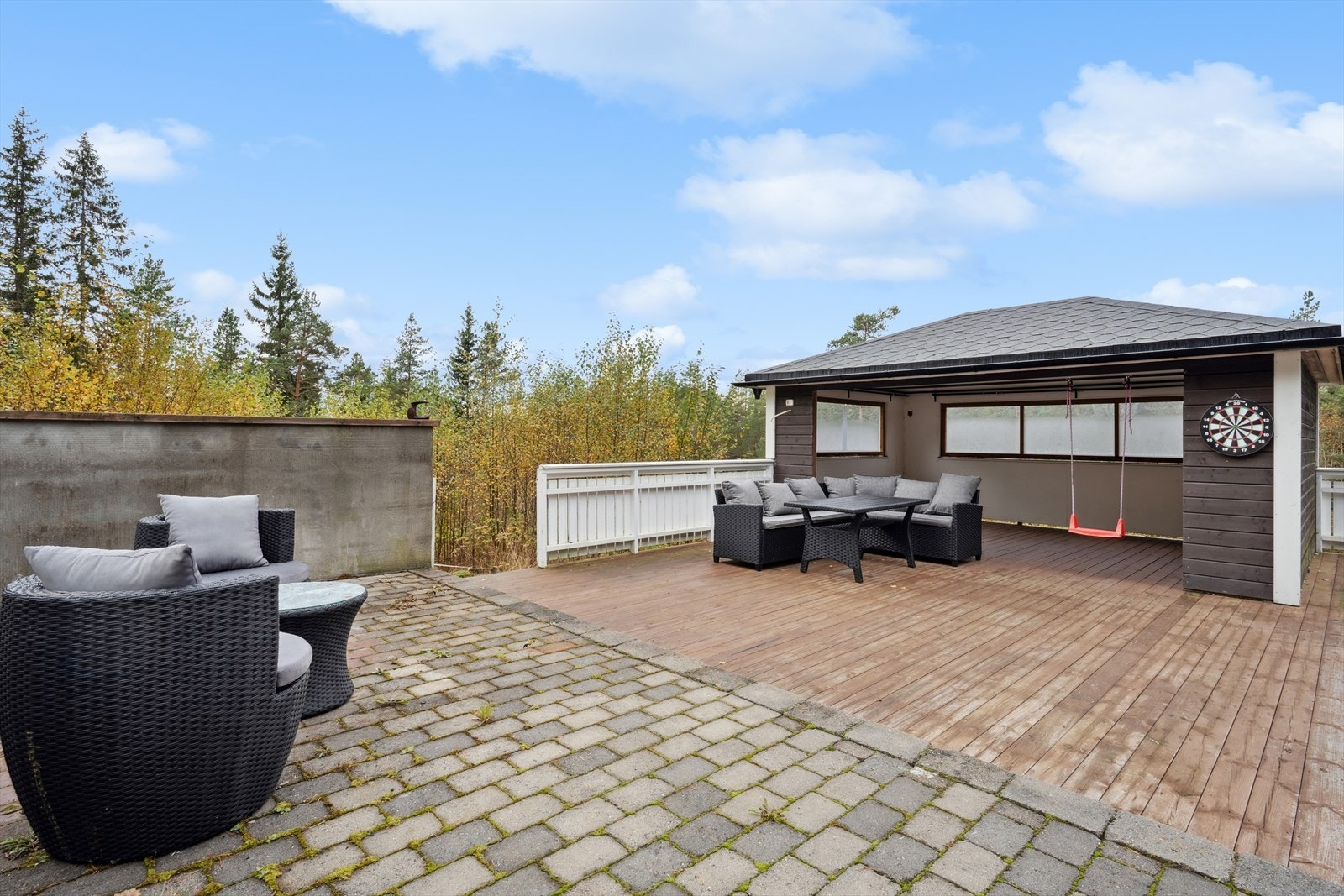 Eiendommen byr på store uteplasser, inkludert en terrasse med en overbygd paviljong (ikke byggesøkt). Galleribilde