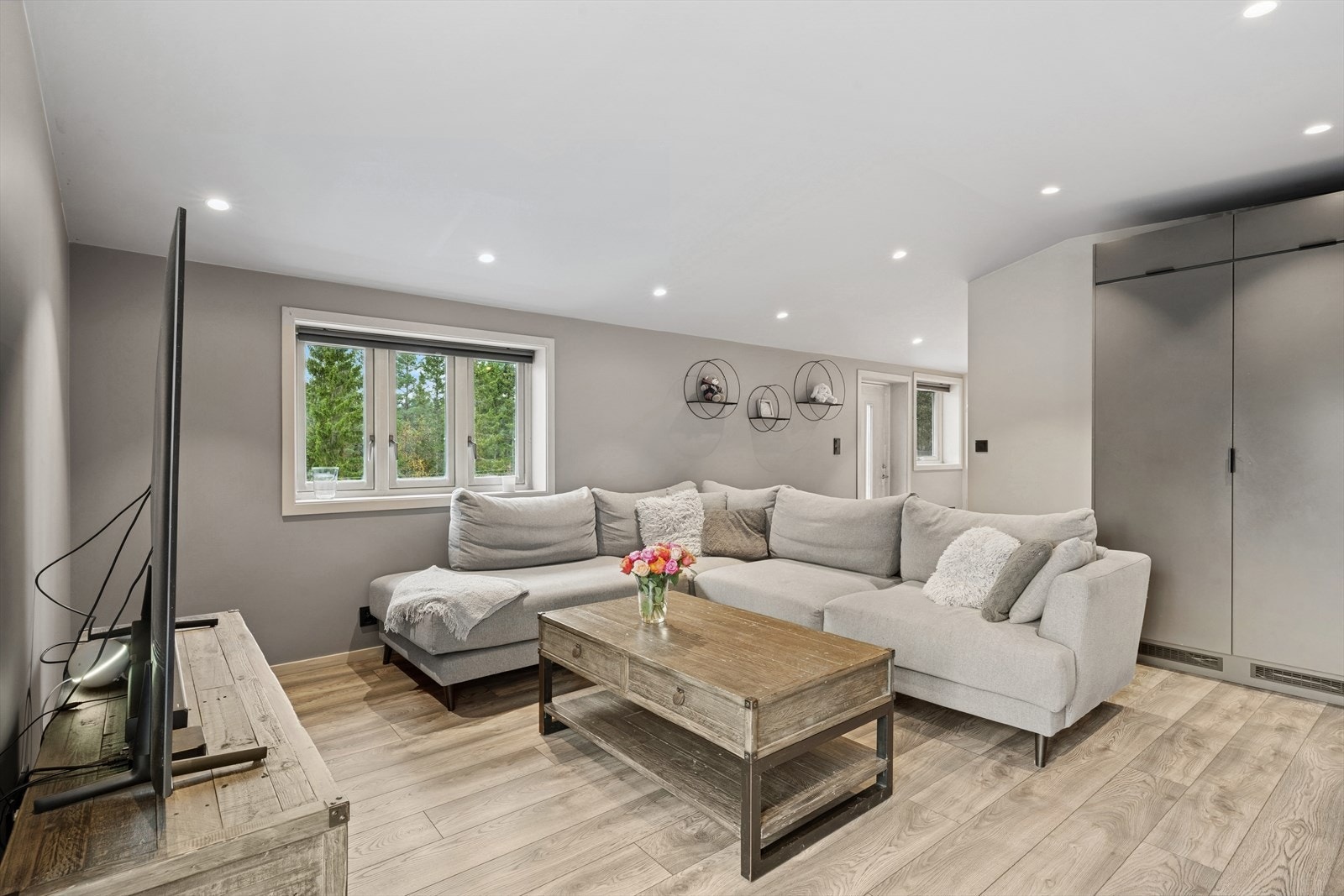 Rommet har en god utforming som gir fleksibilitet ved møblering av sofagruppe og TV-seksjon. Galleribilde