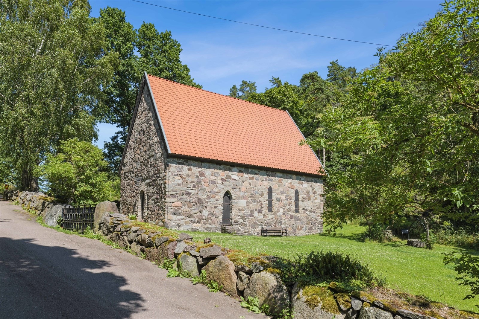 Den unike middelalderkirken på Løvøya, omgitt av vakker natur og sjøutsikt. Kapellet fra 1200-tallet er et fredet kulturminne med en spennende historie som pilegrimskirke og valfartssted. Et idyllisk område som kombinerer kulturarv og naturopplevelser. Galleribilde