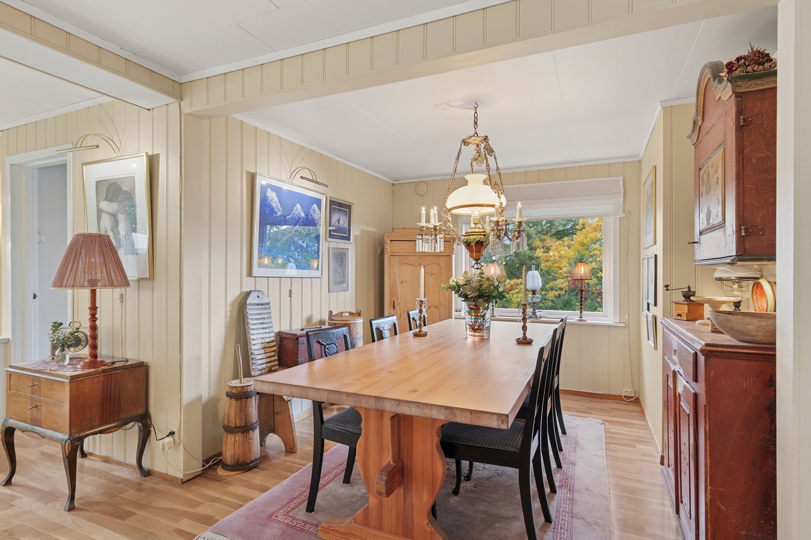 Parkettgulv og panelvegger gir en innbydende spiseplass. Galleribilde