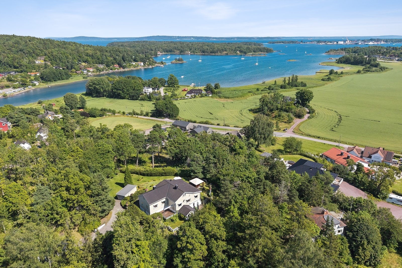 Området gir en fin kombinasjon av natur og bekvemmelighet, med kort vei til dagligvarebutikker, skoler og gode kollektivtilbud. Galleribilde