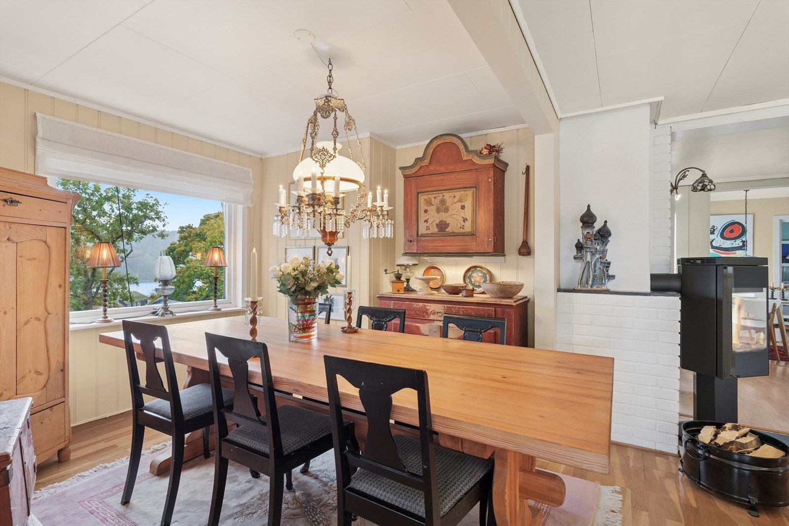 Direkte forbindelse til kjøkkenet gir en naturlig overgang fra matlaging til servering. Galleribilde