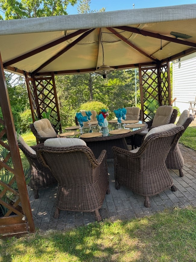 Idyllisk sommerstemning hagens pergola (selgers foto). Galleribilde