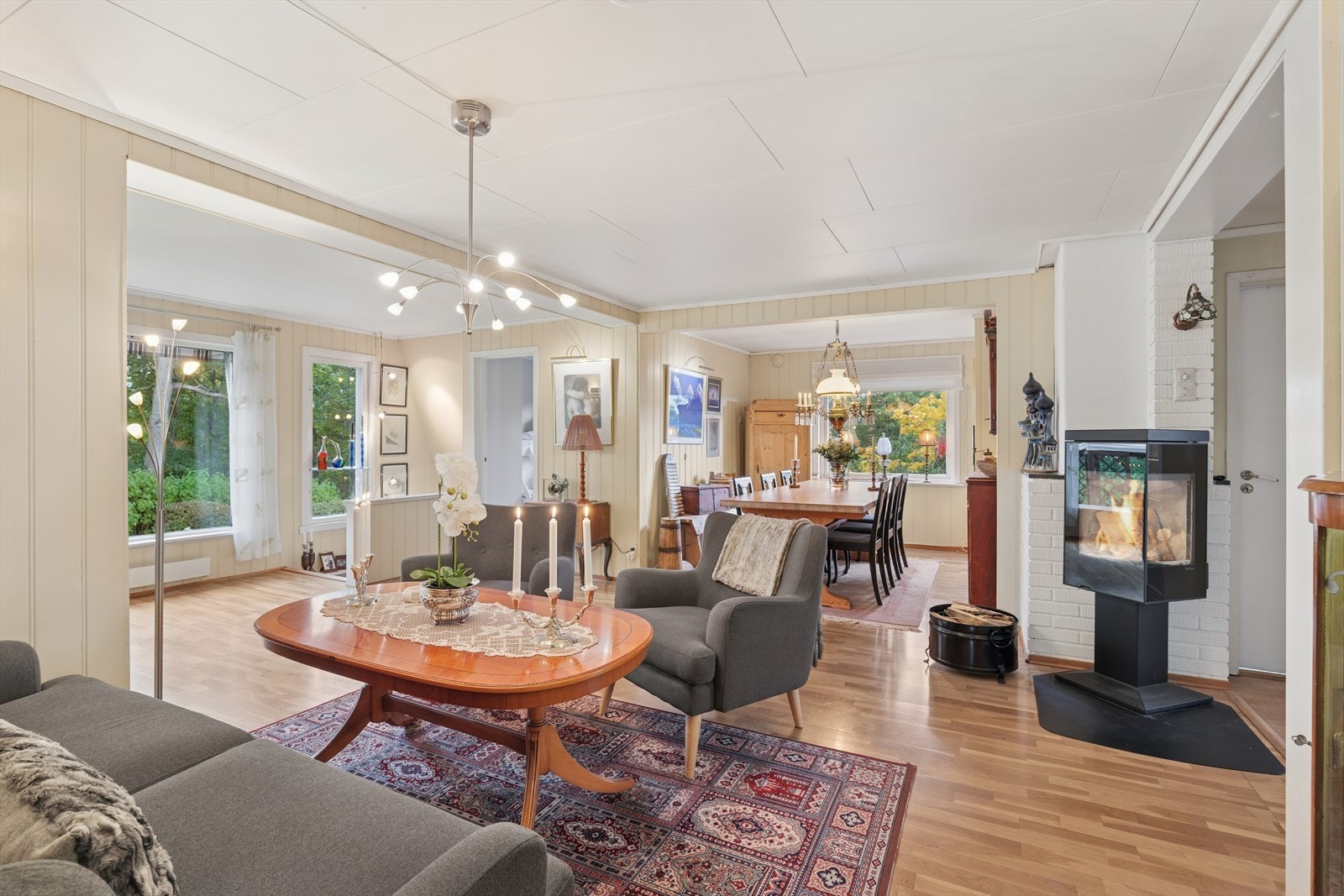 Stue inndelt i flere soner med vedovn som gir ekstra varme og hygge i oppholdsrommet. Galleribilde