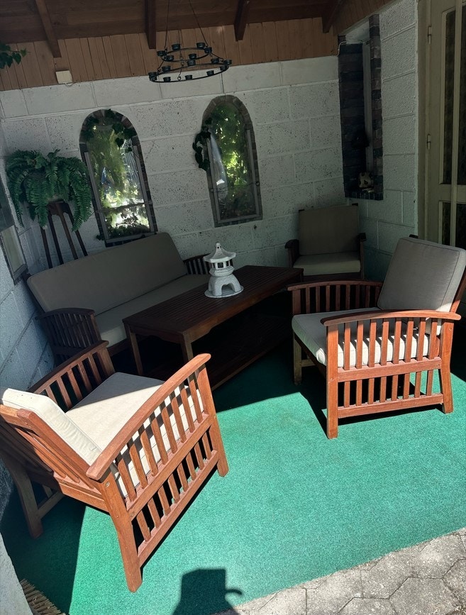 Ved inngangen til kjelleren er det en overbygget og romslig uteplass (selgers foto). Galleribilde