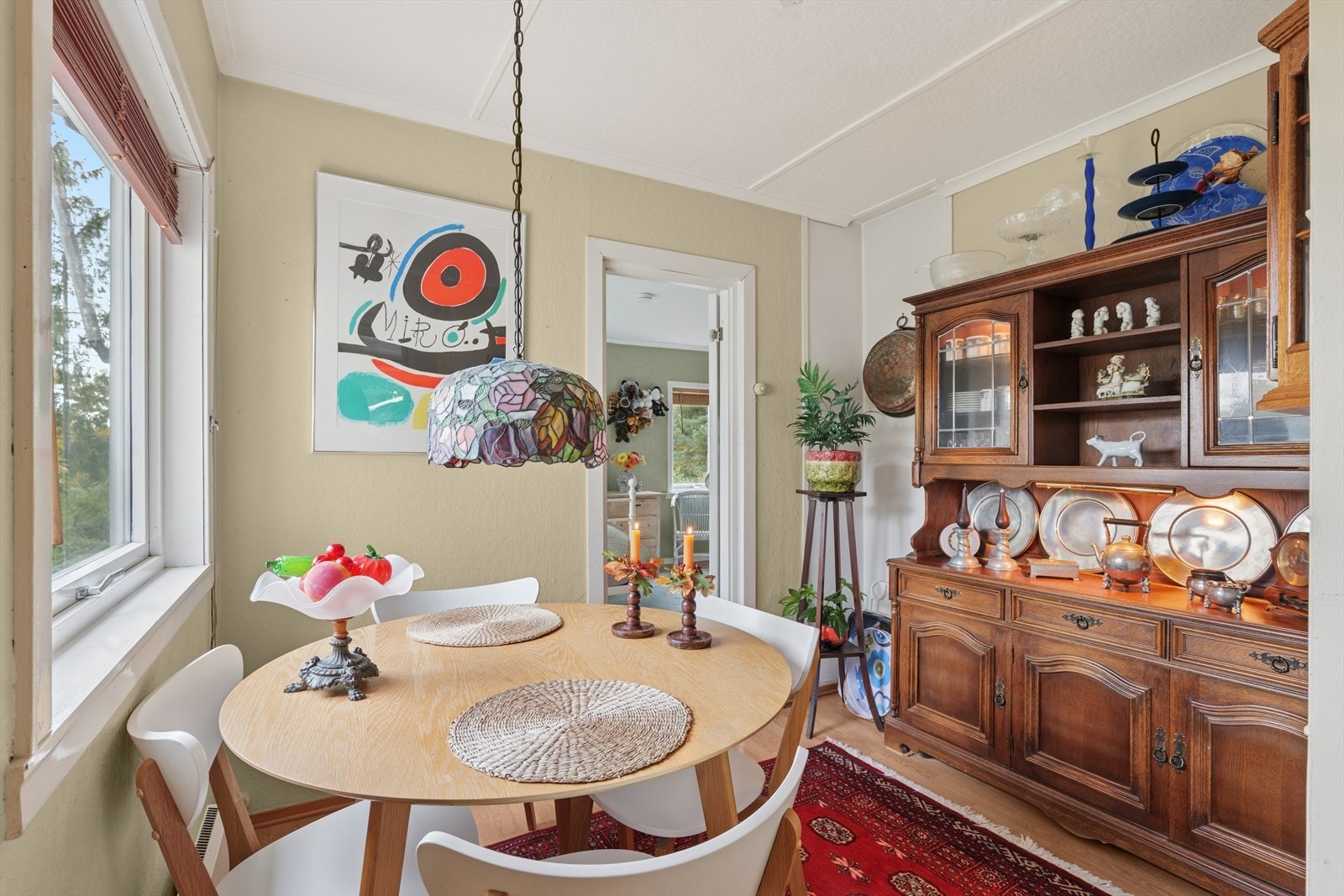 Plass til spisebord i tilknytning til oppholdsrommet gir en naturlig spiseplass. Galleribilde