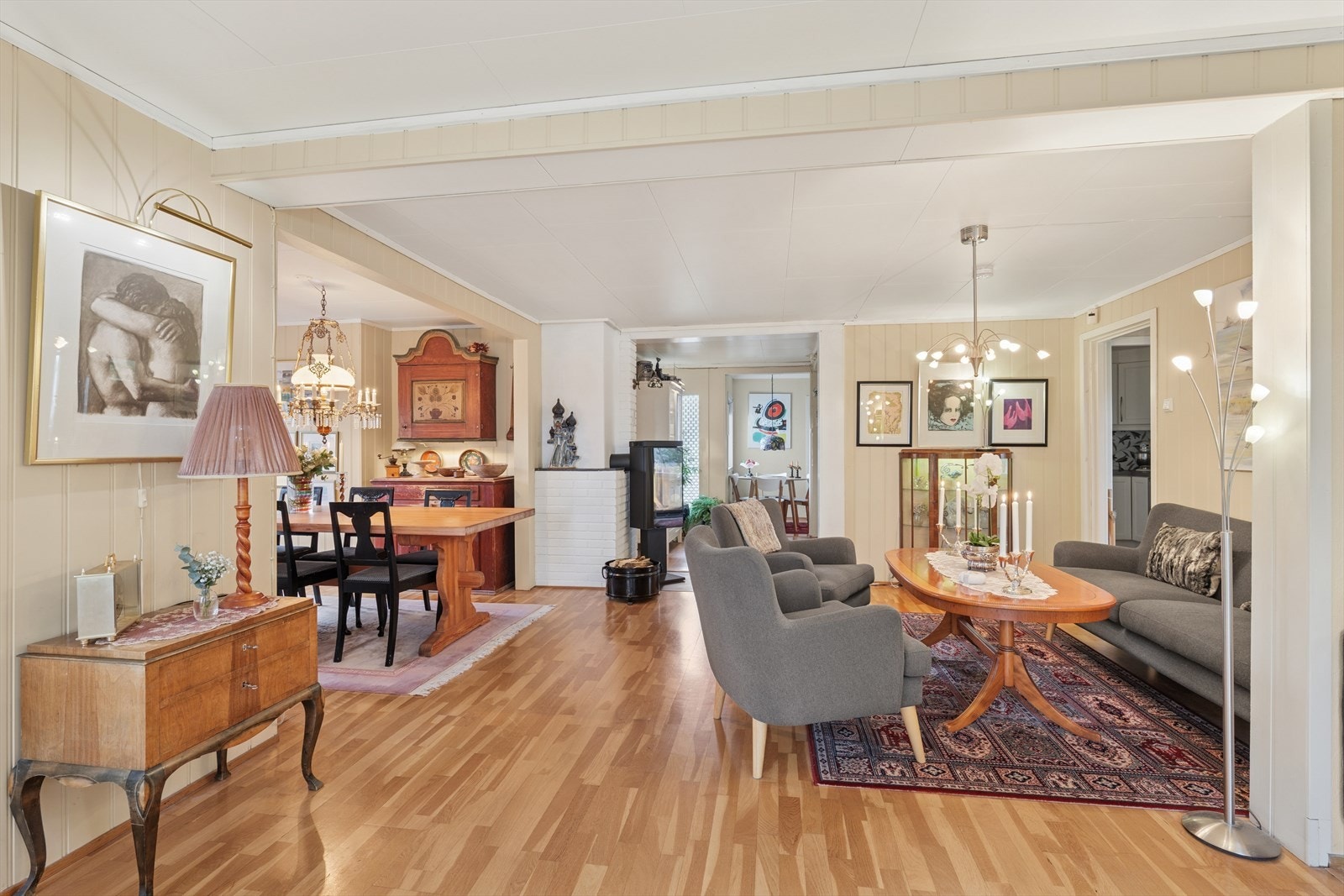 Direkte forbindelse til spiseområdet gir en praktisk overgang mellom rommene. Galleribilde