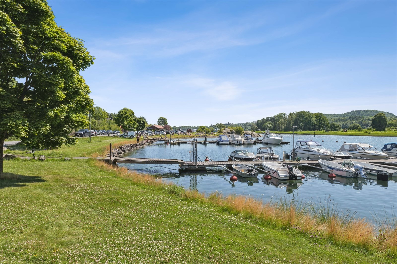 Nærhet til båthavn gir enkel tilgang til sjøaktiviteter. Galleribilde