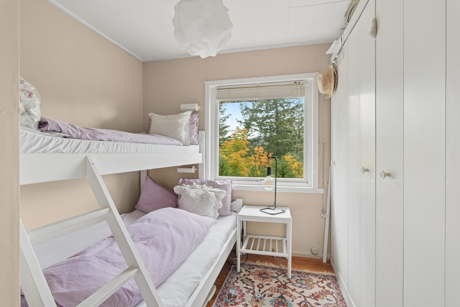 Soverom som passer fint til barnerom eller gjesterom. Garderobeskap på hele ene veggen. Galleribilde