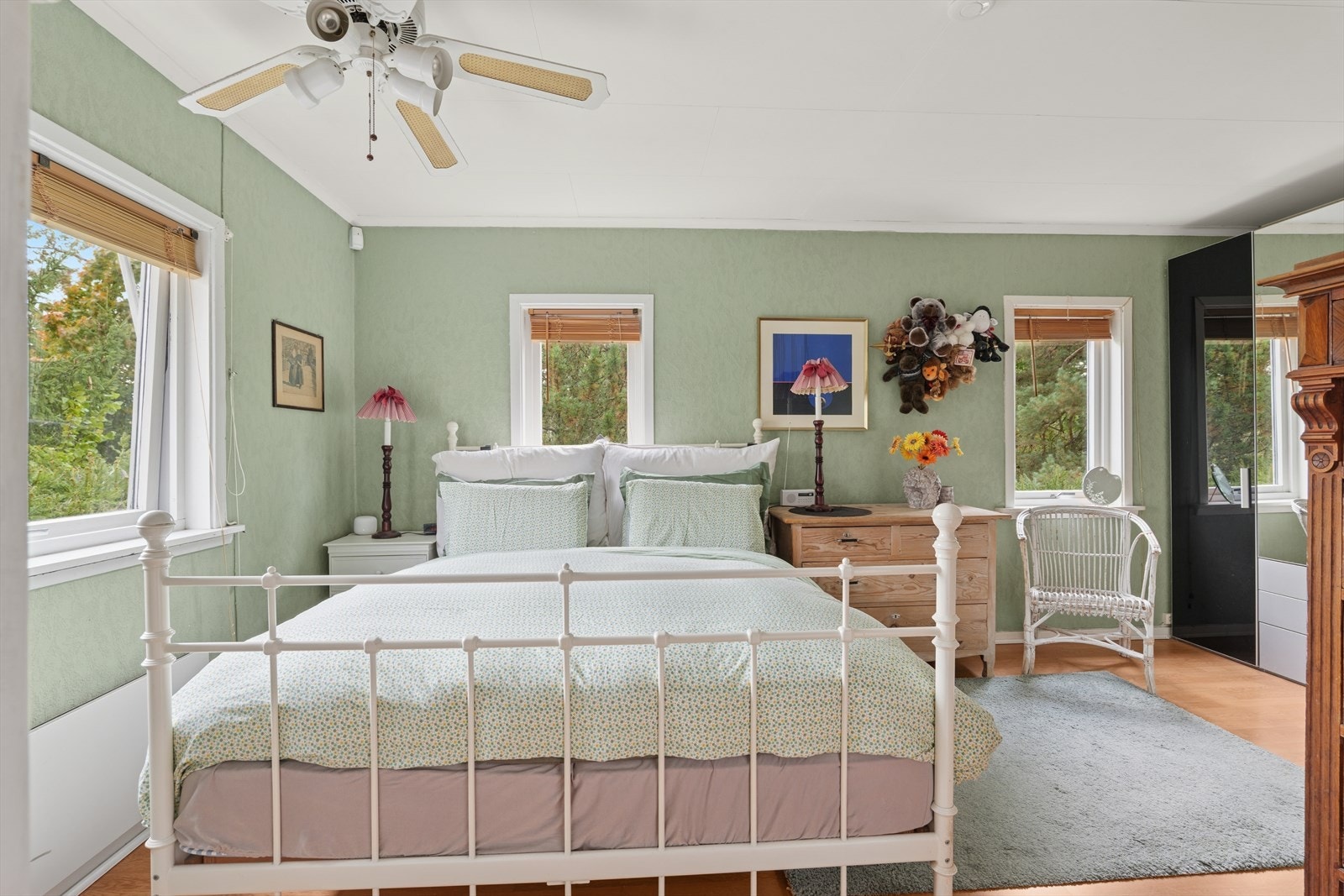 Hovedsoverom med god plass til dobbeltseng og tilhørende møbler. Galleribilde