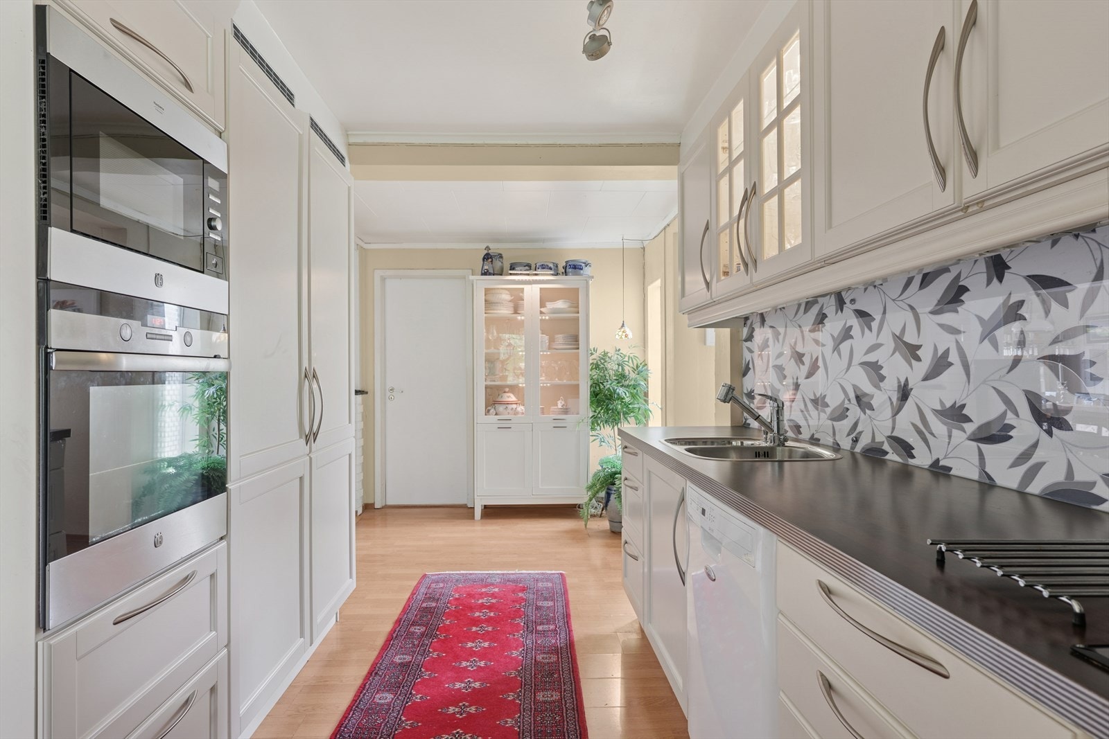 Praktisk glassplate over kjøkkenbenken som er enkel å rengjøre. Galleribilde