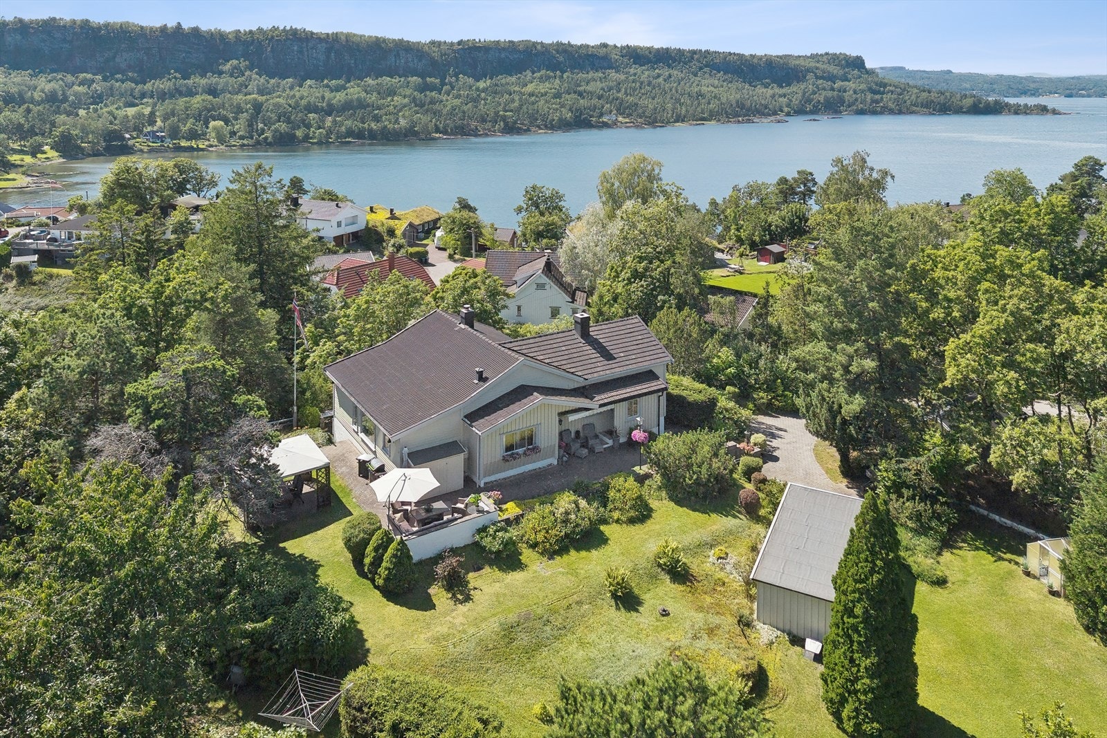 Eiendommen ligger flott til med utsikt mot sjø og omkringliggende natur. Galleribilde