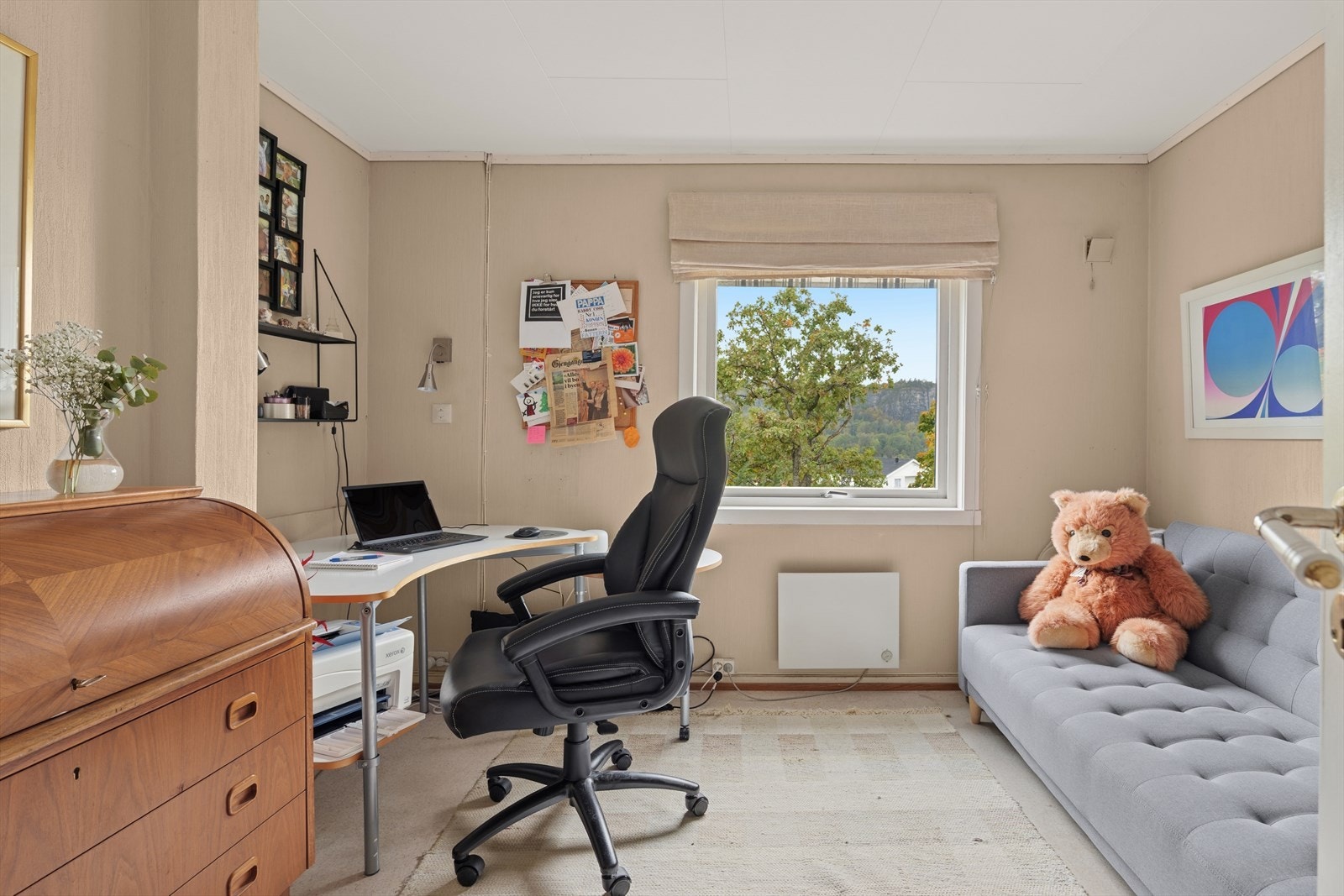 Soverom med plass til kontorpult og oppbevaringsmøbler gir praktisk arbeidsrom. Galleribilde