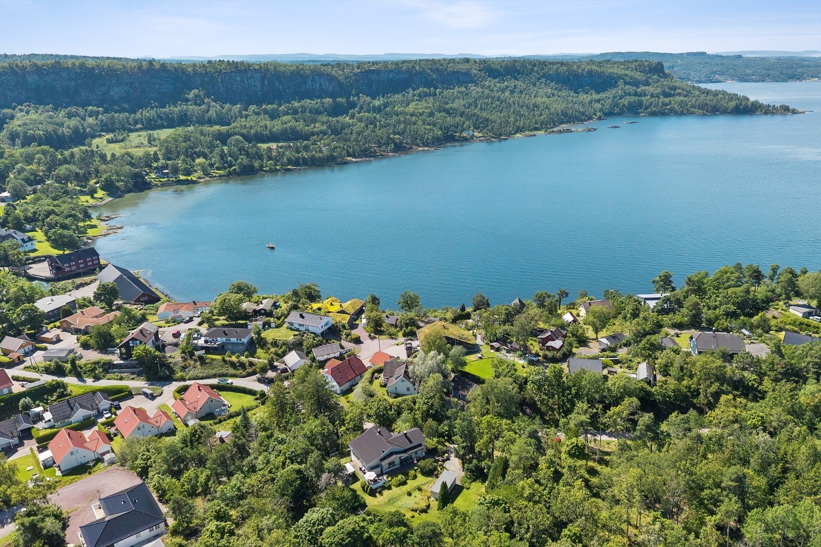 Fra eiendommen er det vakker sjøutsikt mot Falkenstensbukta og Indre havn/Jeløya. Galleribilde
