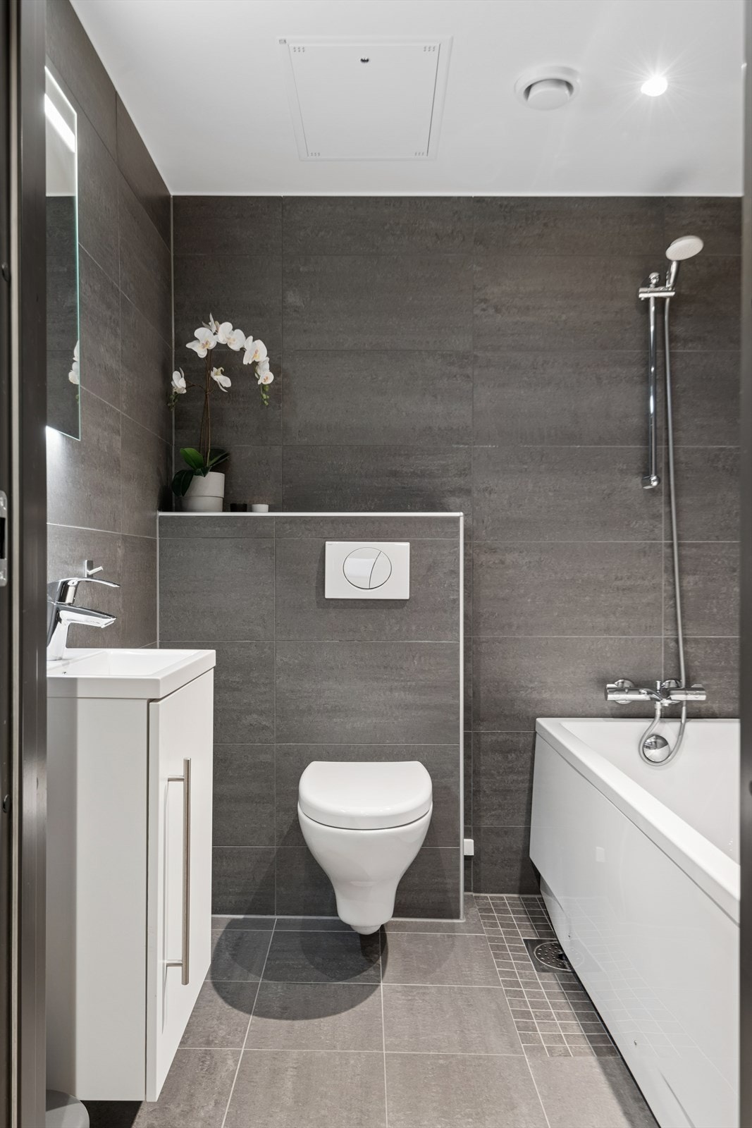 Det andre badet er utstyrt med badekar, som gir en ekstra bekvemmelighet etter en lang dag ute. Galleribilde