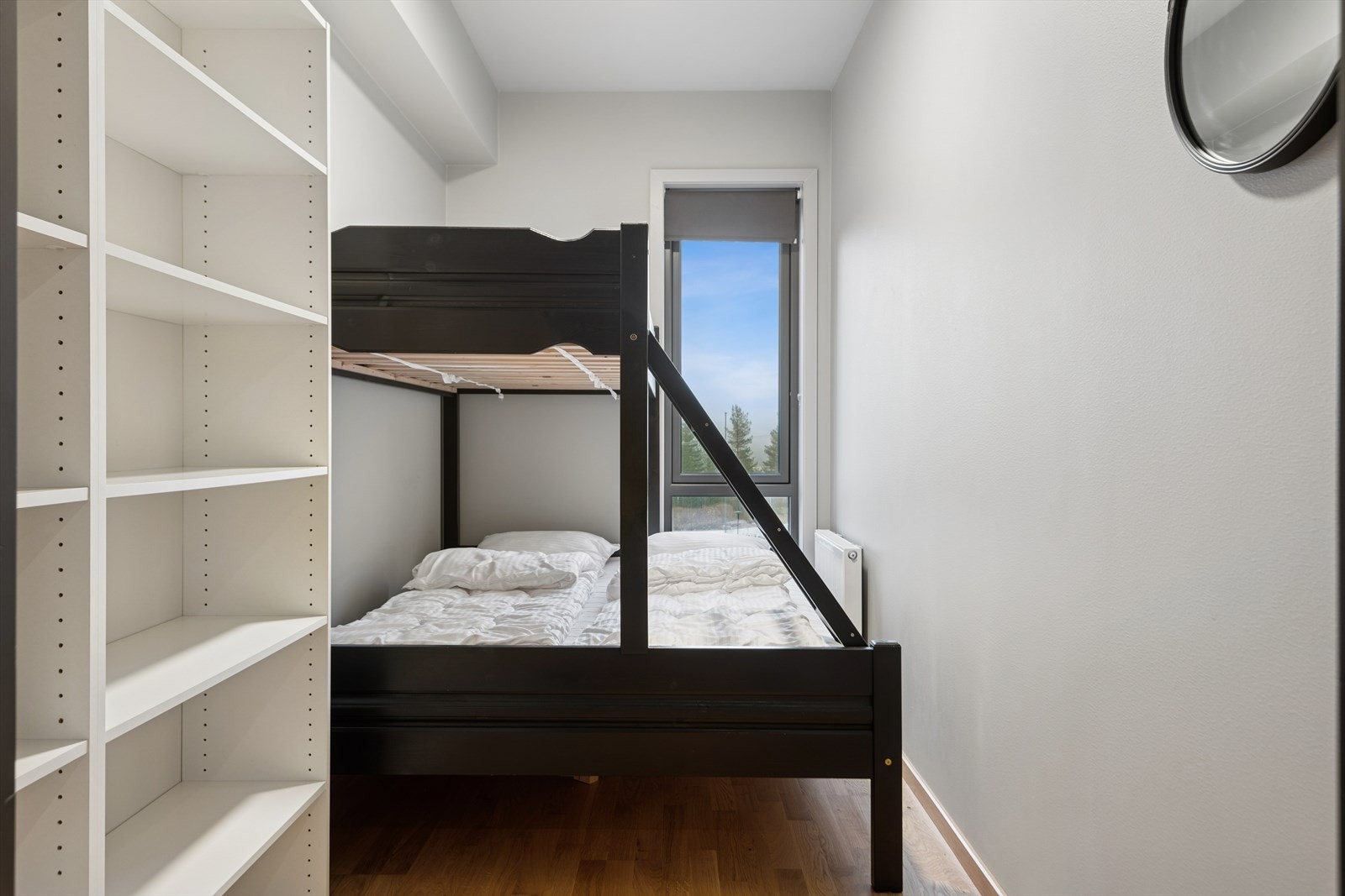 Her er det også gode oppbevaringsmuligheter i form av hyller. Galleribilde